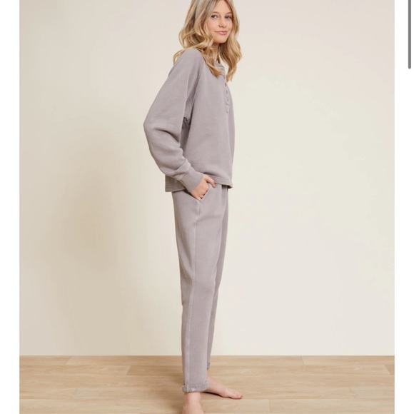 Barefoot Dreams Malibu Collection® Youth Brushed Terry Henley Pullover. - Picture 4 of 13